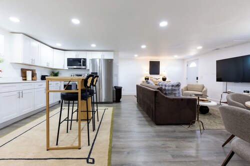 Modern 3BR Retreat / STL County W/ Easy Highway Access