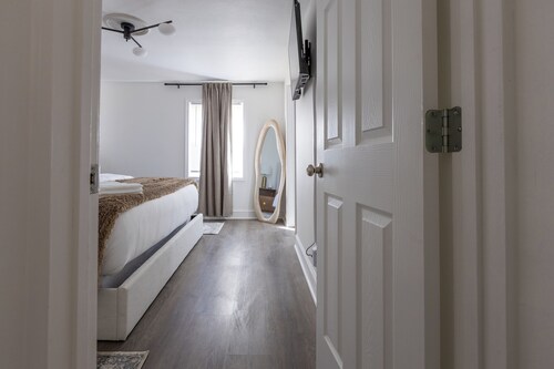 Modern 3BR Retreat / STL County W/ Easy Highway Access