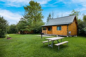 Deluxe Cabin, Multiple Beds | Free WiFi, bed sheets - HTR Niagara (Grand Island)