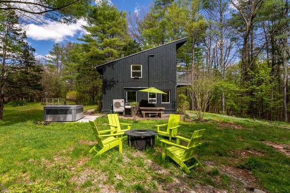 A modern house with a patio area, outdoor seating, and a grill. - NEW: SoulWood - Heart, Hearth and Hot-tub nr Woodstock (Saugerties)