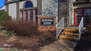 Un edificio con un letrero que dice "Activities Center" y una rampa para sillas de ruedas que conduce a la entrada.