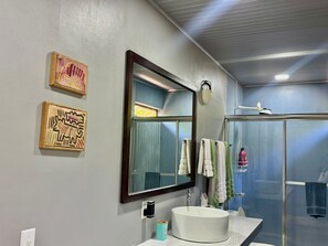 Egyágyas szoba, kilátással a kertre | Fürdőszoba | Zuhanyzó, törölközők, szappan és sampon