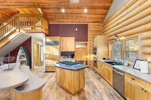 Wasserkocher mit Kaffee-/Teezubehör, Kühlschrank, Mikrowelle, Ofen