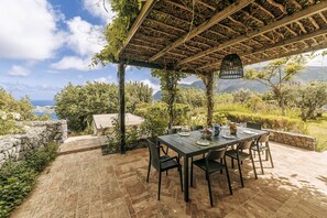 Outdoor dining - Casa Luisa Boutique Stay with Vegetable Garden and Sea View (Forio)