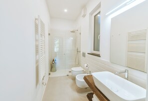 Dusche, Haartrockner, Bidet, Handtücher