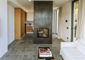 Fernseher, Kamin, Stereoanlage