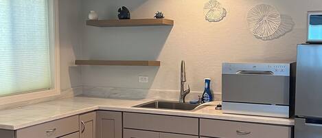 Een microgolfoven, een oven, een kookplaat, een vaatwasser