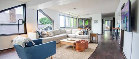 智能電視、書籍、 辦公室