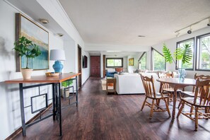 スマートテレビ、書庫、書斎 / ワークスペース