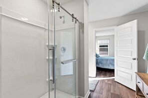 Shower, hair dryer, bidet, towels - Gorgeous 4-bedroom house with Jacuzzi in Ocean Isle Beach (Ocean Isle Beach)
