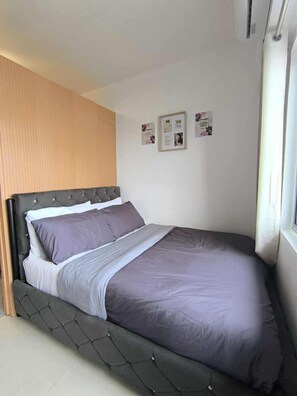 1 bedroom, iron/ironing board, bed sheets - Urban Oasis at A & K Vibes City-View Condo (Quezon City)