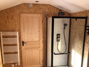 Een douche, handdoeken, toiletpapier