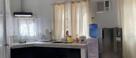 Microwave, oven, stovetop, cookware/dishes/utensils