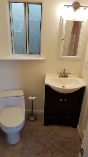 Shower, hair dryer, towels, soap - SC Cozy Beach Apartment (San Clemente)