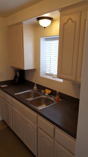 Fridge, microwave, oven, stovetop - SC Cozy Beach Apartment (San Clemente)