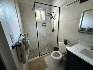 Dusche, Haartrockner, Handtücher, Seife
