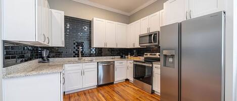 Kjøleskap, mikrobølgeovn, ovn og kokeplater