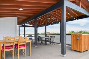 Outdoor dining - SPURS HQ! Rooftop Bar, Vibes by Frost Bank Ctr! (San Antonio)