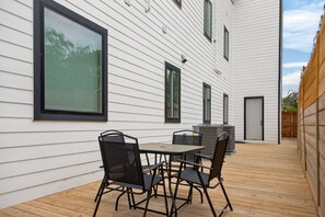 Outdoor dining - SPURS HQ! Rooftop Bar, Vibes by Frost Bank Ctr! (San Antonio)