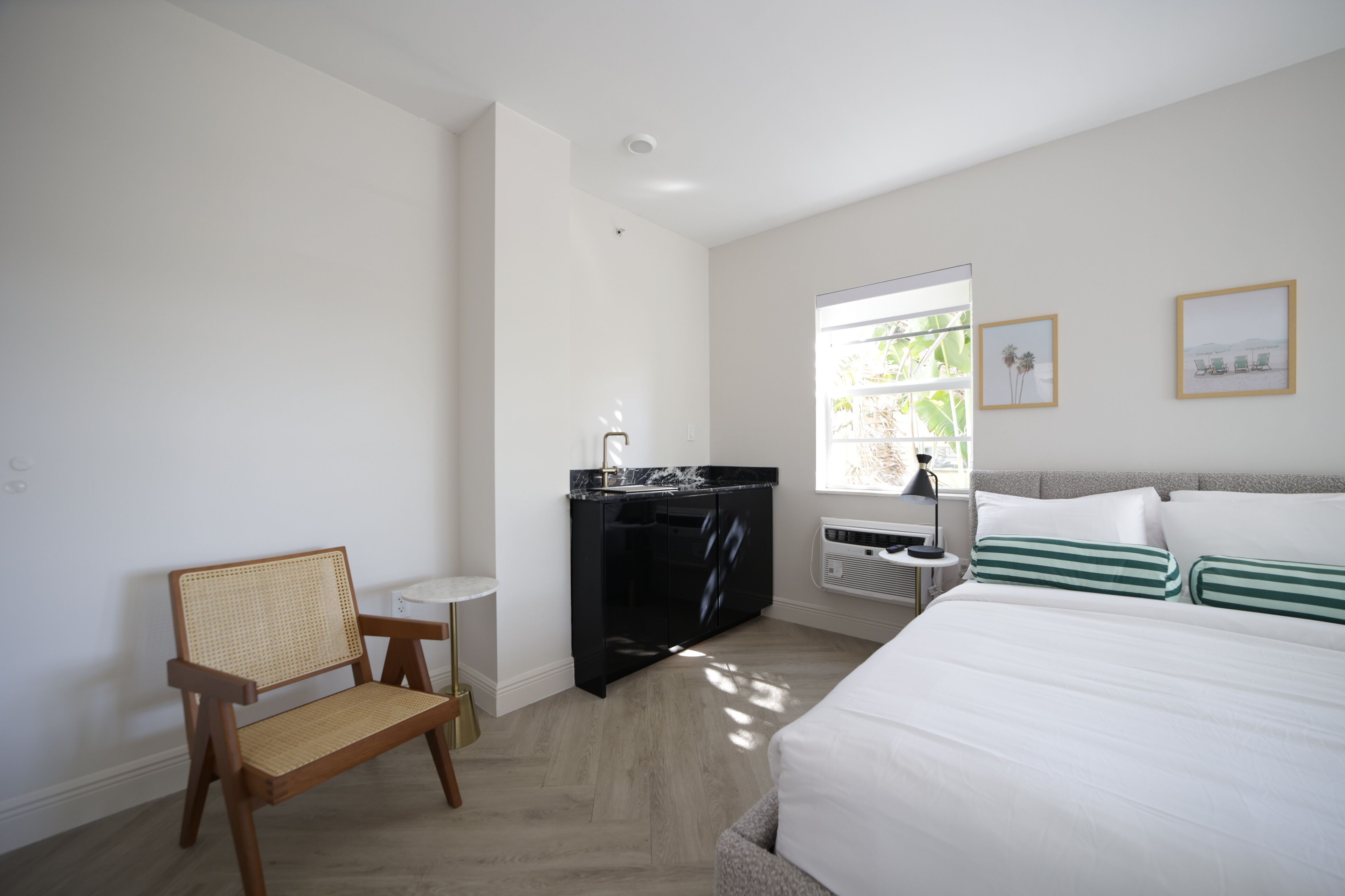 Cortinas blackout y tabla de planchar con plancha 