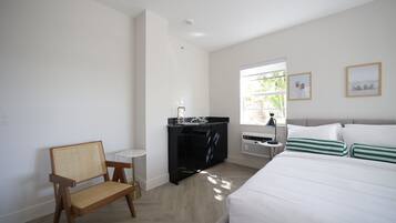 Cortinas blackout y tabla de planchar con plancha