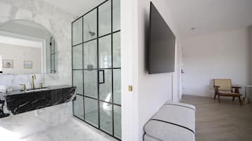 Deluxe-dobbeltværelse | Mørklægningsgardiner, strygejern/strygebræt