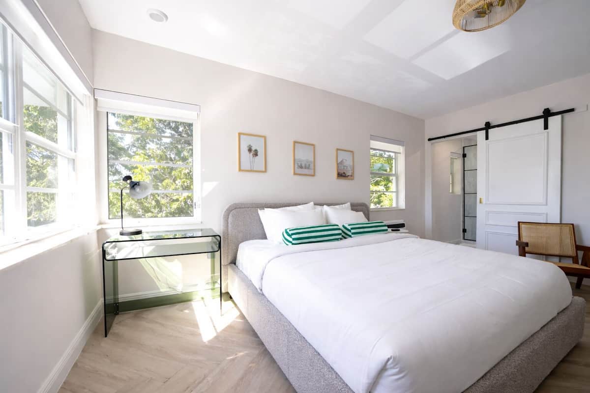 客房, 1 张特大床, 无烟房, 私人浴室 | 遮光窗帘、熨斗/熨衣板