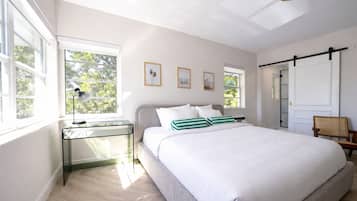 Chambre, 1 trÚs grand lit, non-fumeurs, salle de bains privée | Rideaux occultants, fer et planche à repasser