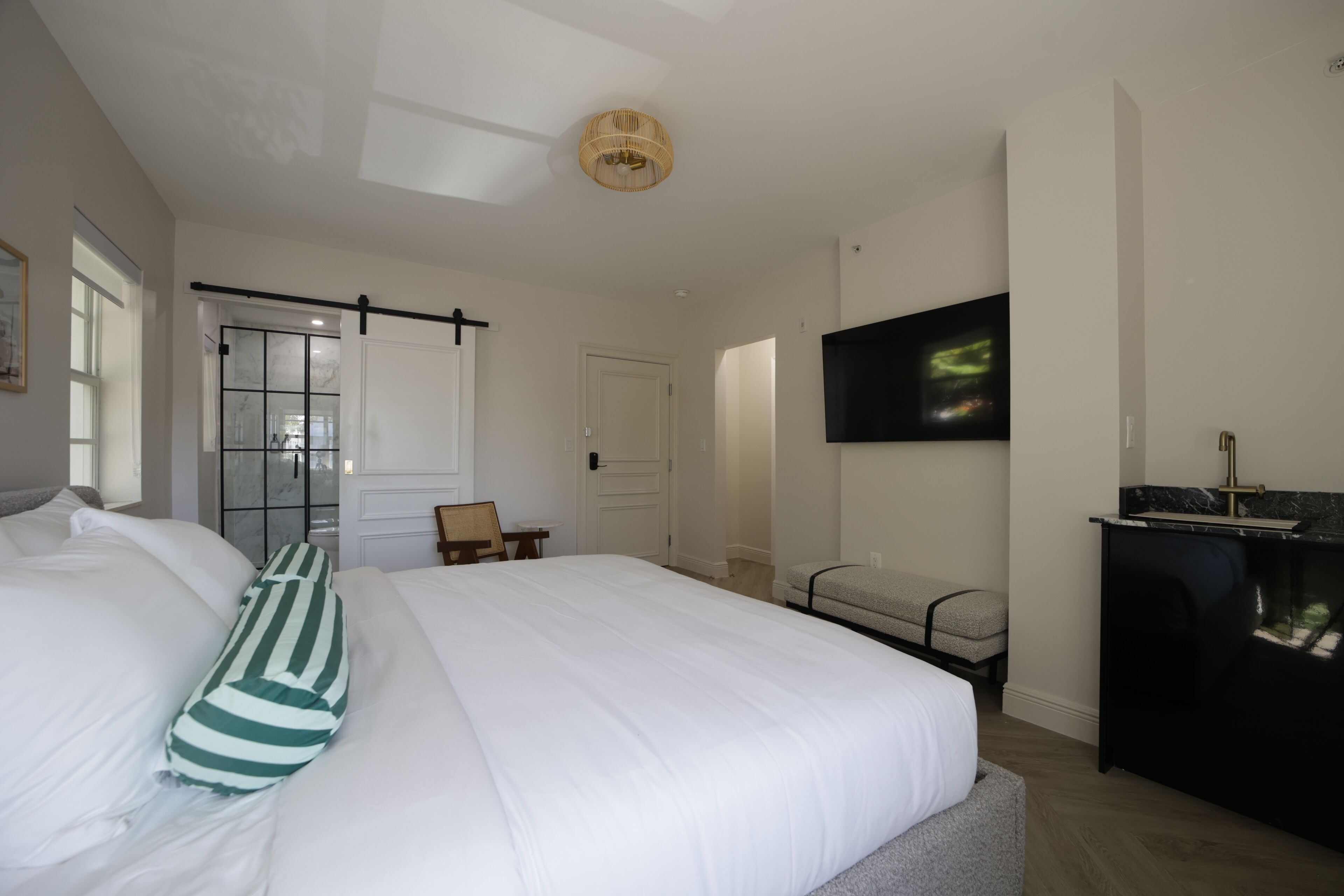 客房, 1 張特大雙人床, 非吸煙房, 私人浴室 | 遮光窗簾/窗簾、熨斗/熨衫板