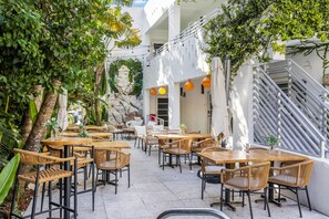 Outdoor dining - Lemon Branch (Miami Beach)