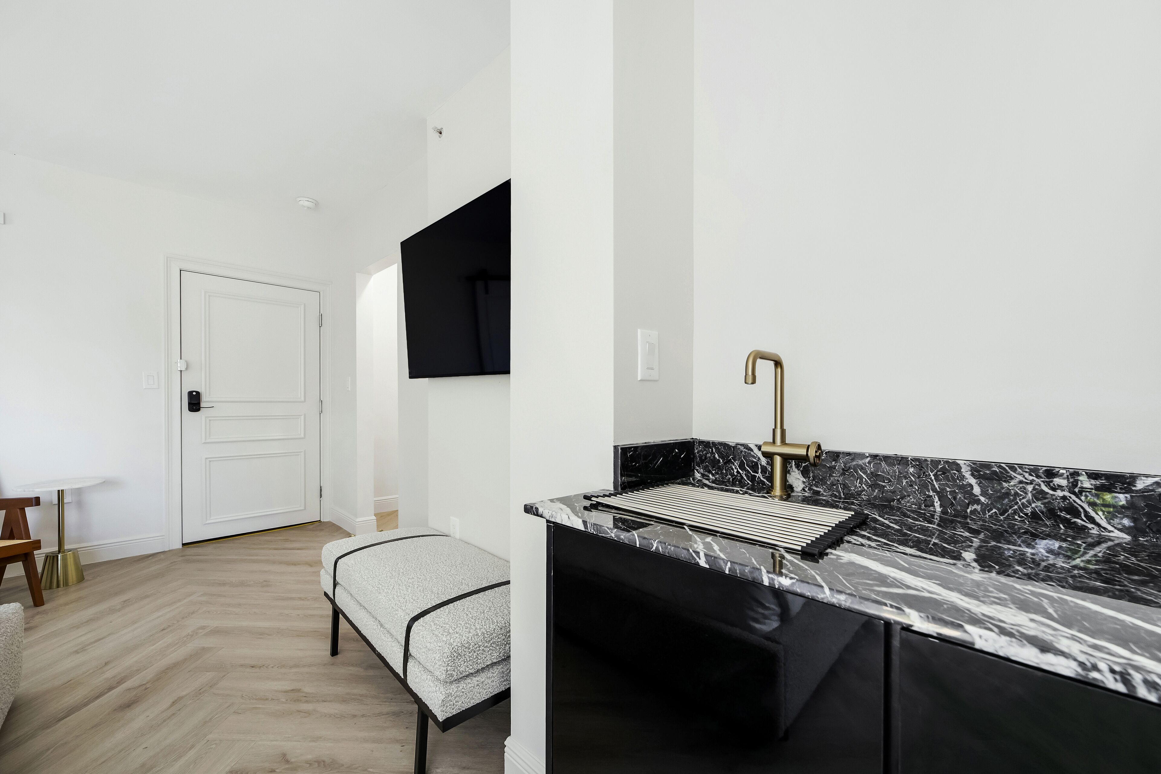 Quarto luxo, 1 cama King, banheiro privativo (Self check-in) | Cortinas blackout, ferros/tábuas de passar roupa, berços grátis