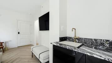 Quarto luxo, 1 cama King, banheiro privativo (Self check-in) | Cortinas blackout, ferros/tábuas de passar roupa, berços grátis