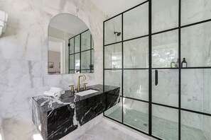 Deluxe Double Room | Bathroom | Shower, hair dryer, towels, soap - Lemon Branch (Miami Beach)