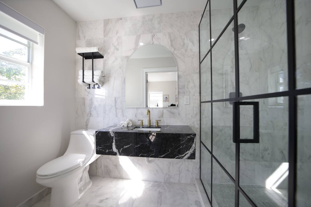 Kamar Double Deluks | Kamar mandi | Shower, pengering rambut, handuk, dan sabun