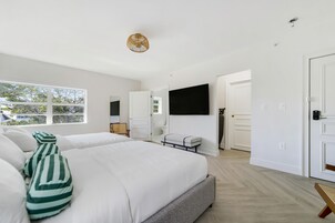 Cortinas blackout, tabla de planchar con plancha y cunas gratuitas 