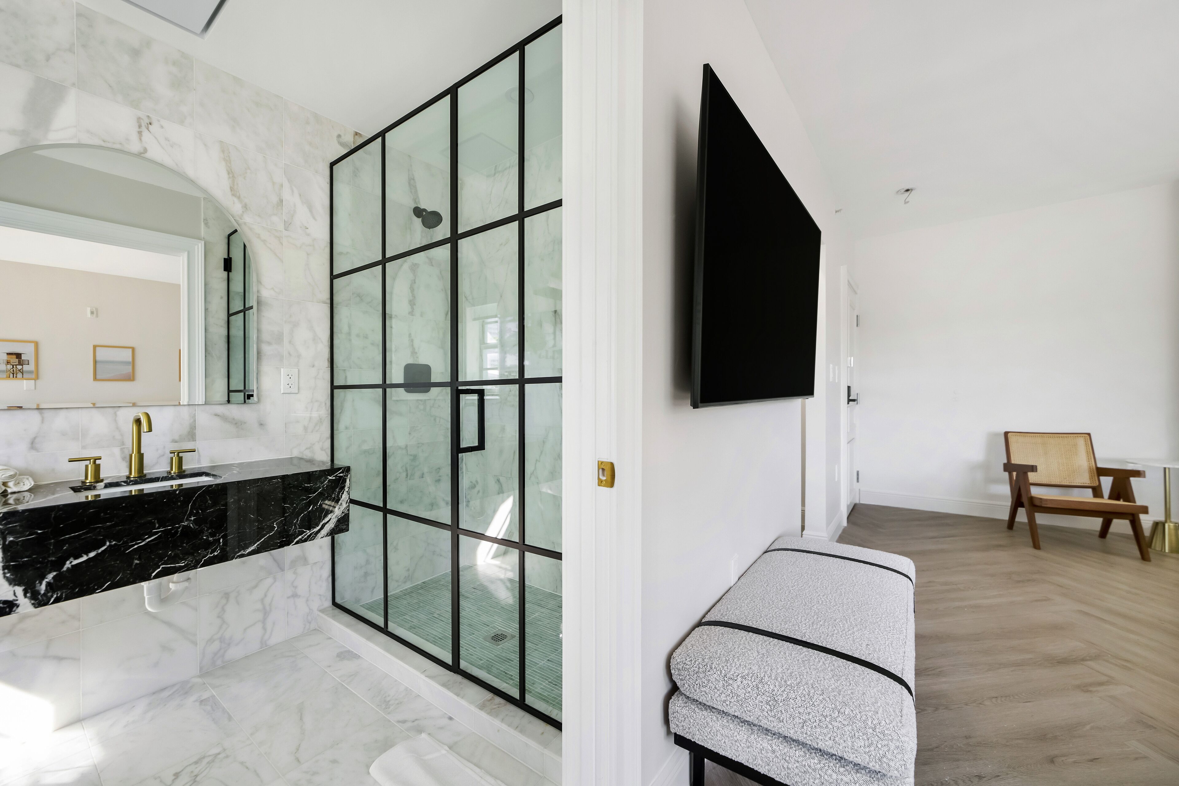 Chambre Double Deluxe, 2 grands lits, salle de bains privée | Salle de bain | Douche, sèche-cheveux, serviettes fournies, savon