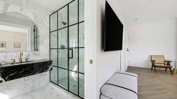 Chambre Double Deluxe, 2 grands lits, salle de bains privée | Salle de bain | Douche, sÚche-cheveux, serviettes fournies, savon