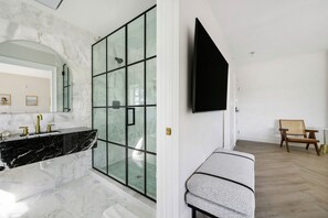 Deluxe Double Room, 2 Queen Beds, Private Bathroom | Bathroom