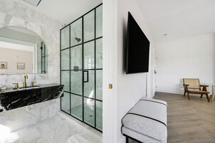 Habitación Deluxe doble, 2 camas de matrimonio, baño privado | Baño | Ducha, secador de pelo, toallas y jabón