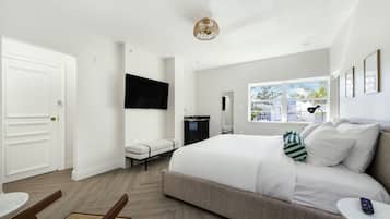 Deluxe-huone, 1 keskisuuri parisänky, oma kylpyhuone | Pimennysverhot, silitysrauta/-lauta