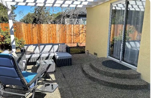 Beautiful 3-bedroom house / backyard in enchanting Menlo Park
