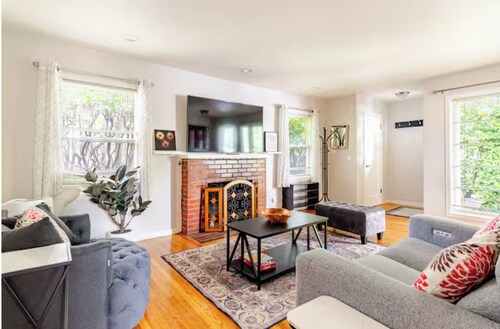 Beautiful 3-bedroom house / backyard in enchanting Menlo Park