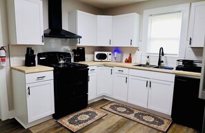 Fridge, microwave, oven, stovetop - Cozy 2-bedroom bungalow in marvelous Columbus, GA (Columbus)