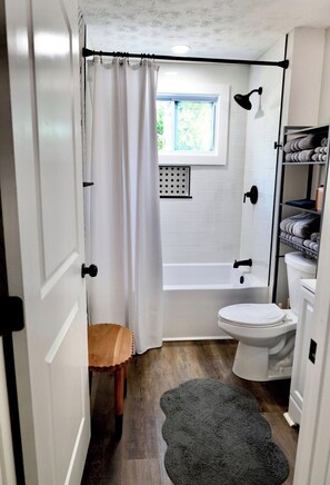 Hair dryer, towels, soap, shampoo - Cozy 2-bedroom bungalow in marvelous Columbus, GA (Columbus)
