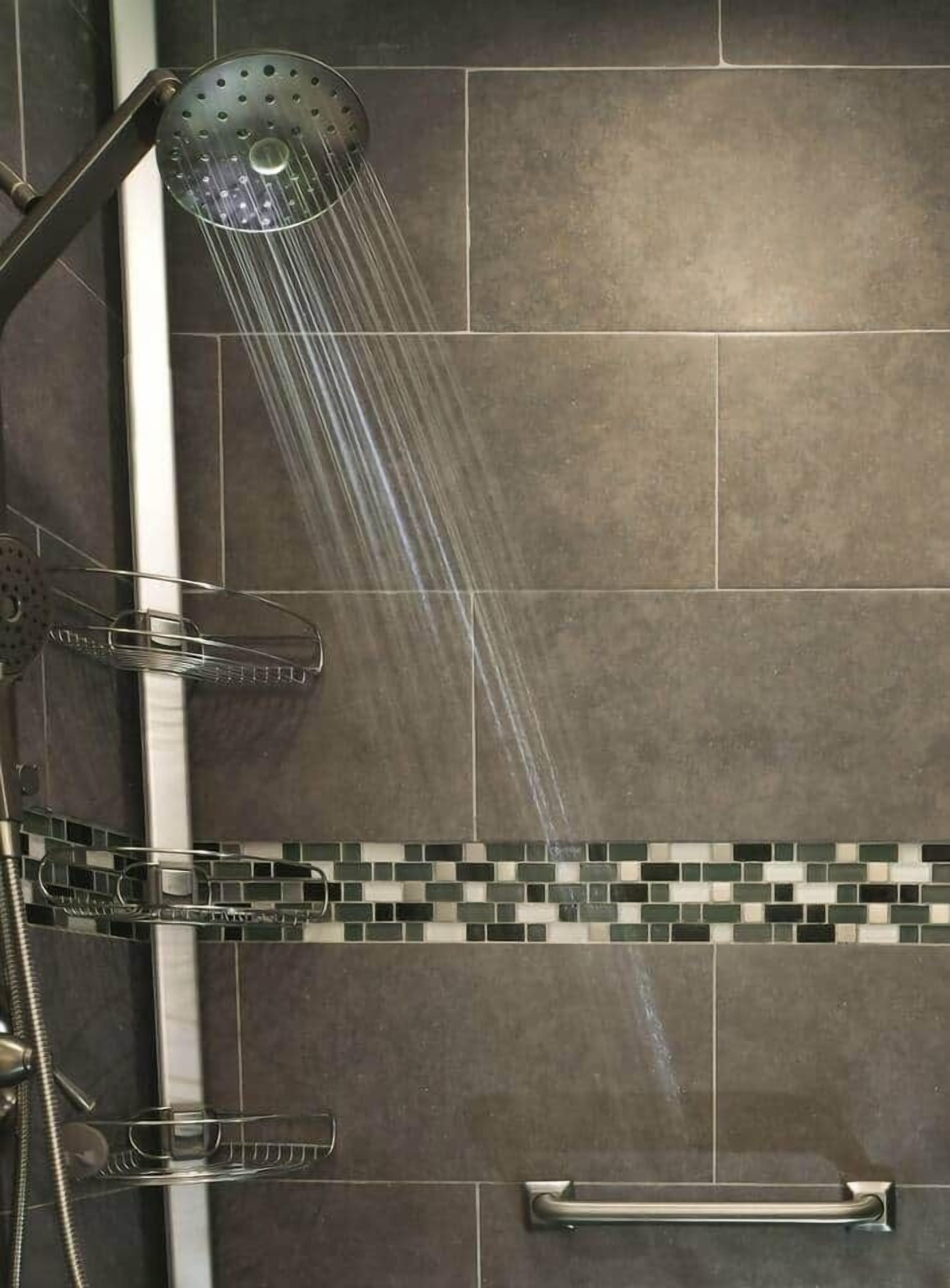 Een douche met een regenkop, een handdouche en een handscrubber.
