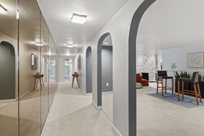 Interior - Large 1-bedroom apt in adorable Hawthorn Hills/Seattle with fitness room access (Seattle)