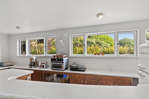 Private kitchen - Large 1-bedroom apt in adorable Hawthorn Hills/Seattle with fitness room access (Seattle)