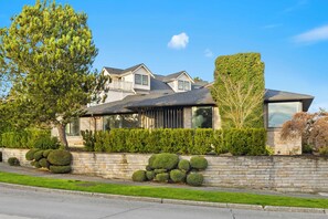 Exterior - Large 1-bedroom apt in adorable Hawthorn Hills/Seattle with fitness room access (Seattle)