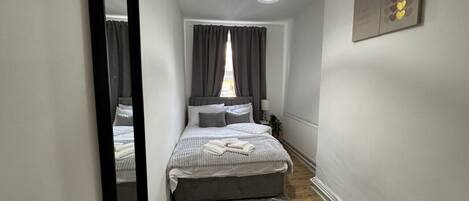 1 chambre, bureau, fer et planche à repasser, lit de bébé portatif