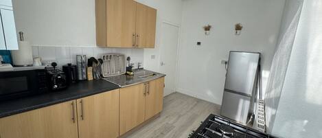 Réfrigérateur, four à micro-ondes, un four, surface de cuisson